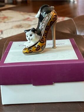 CAT IN A SHOE Porcelain Trinket Box